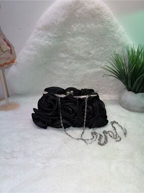 Elegant Black Rosette Evening Clutch with Silver Chain Strap 💝